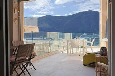 Na prodej atraktivní byt o rozloze 86 m² s velkou terasou, výhledem na moře u Kotoru, Černá Hora