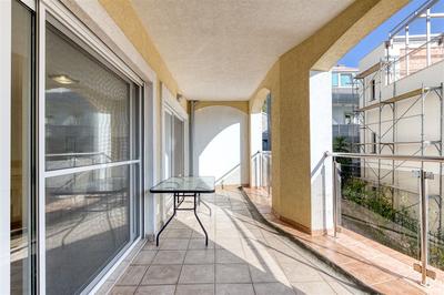 K prodeji moderní, zařízený byt 3+kk s balkonem v klidné lokalitě Budvy, Černá Hora