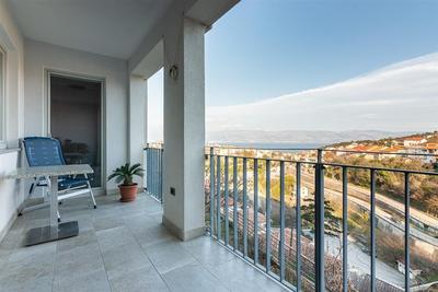 Na prodej prostorný apartmán s částečným výhledem na moře, Vrbnik, ostrov Krk, Chorvatsko