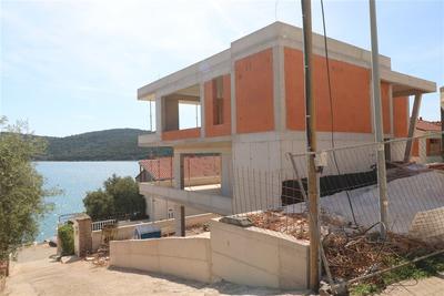 Na prodej moderní nový apartmán s velkou terasou s výhledem na moře a pár kroků od něj, Tisno, Chorvatsko