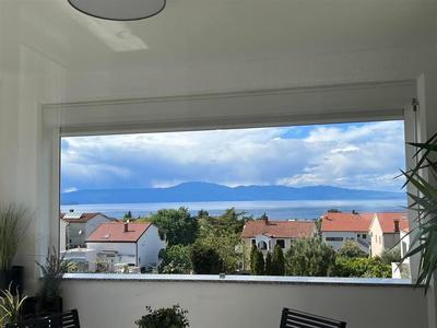 Na prodej nově zrekonstruovaný apartmán s prostorným balkonem s výhledem na moře, Malinska, ostrov Krk, Chorvatsko