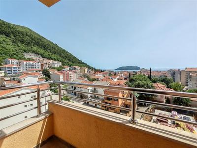 Na prodej světlý, tří ložnicový apartmán v Budvě, Černá Hora  