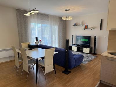 Na prodej apartmán s dvěma ložnicemi poblíž pláže v Bečiči, Černé hora 
