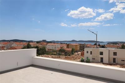 Na prodej nový mezonetový apartmán se střešní terasou a částečným výhledem na moře, Vodice, Chorvatsko