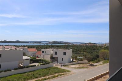 Na prodej nový řadový dům s bazénem a částečným výhledem na moře, Vodice, Chorvatsko